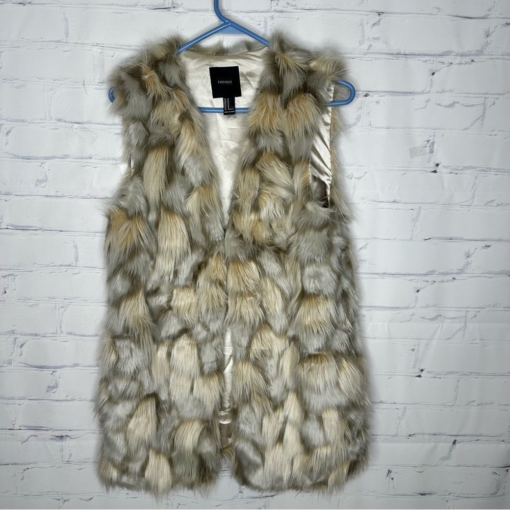 Forever 21 medium faux fur vest‎